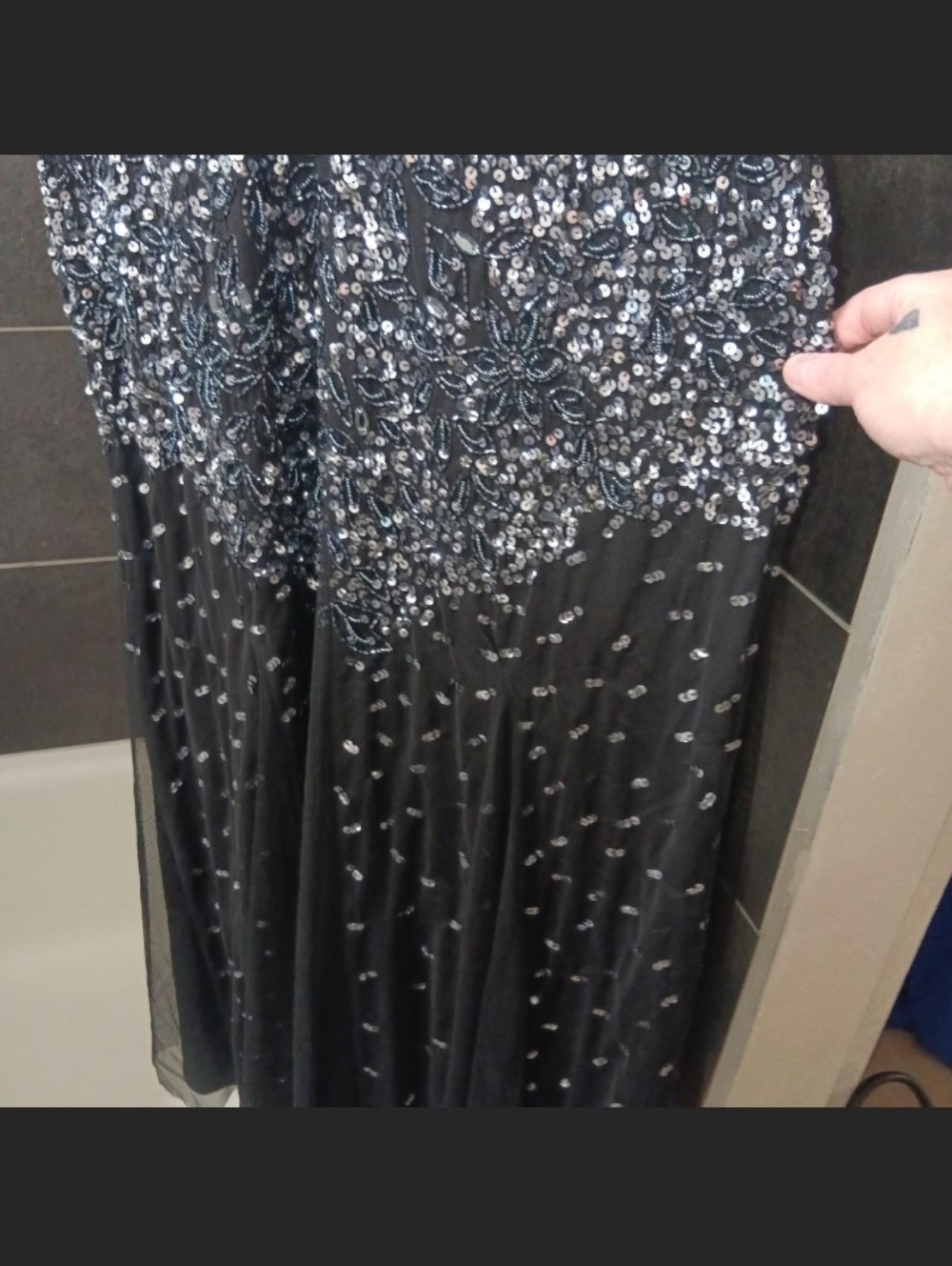 Adrianna Papell Hand-Beaded black Floral Gown – Size 6 - Picture 8 of 10